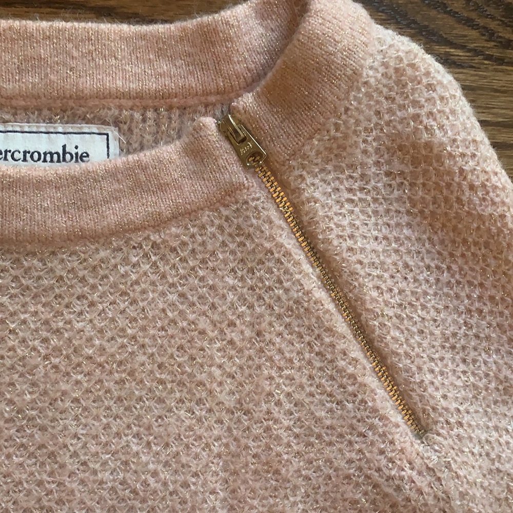 Abercrombie & Fitch Women’s Sweater in Pink with Gold Accents. Size XS